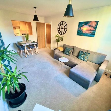 A Stylish Retreat - Super King Bed - Heart Of Town Centre - 5 Mins Stroll To Beach Bournemouth Bagian luar foto