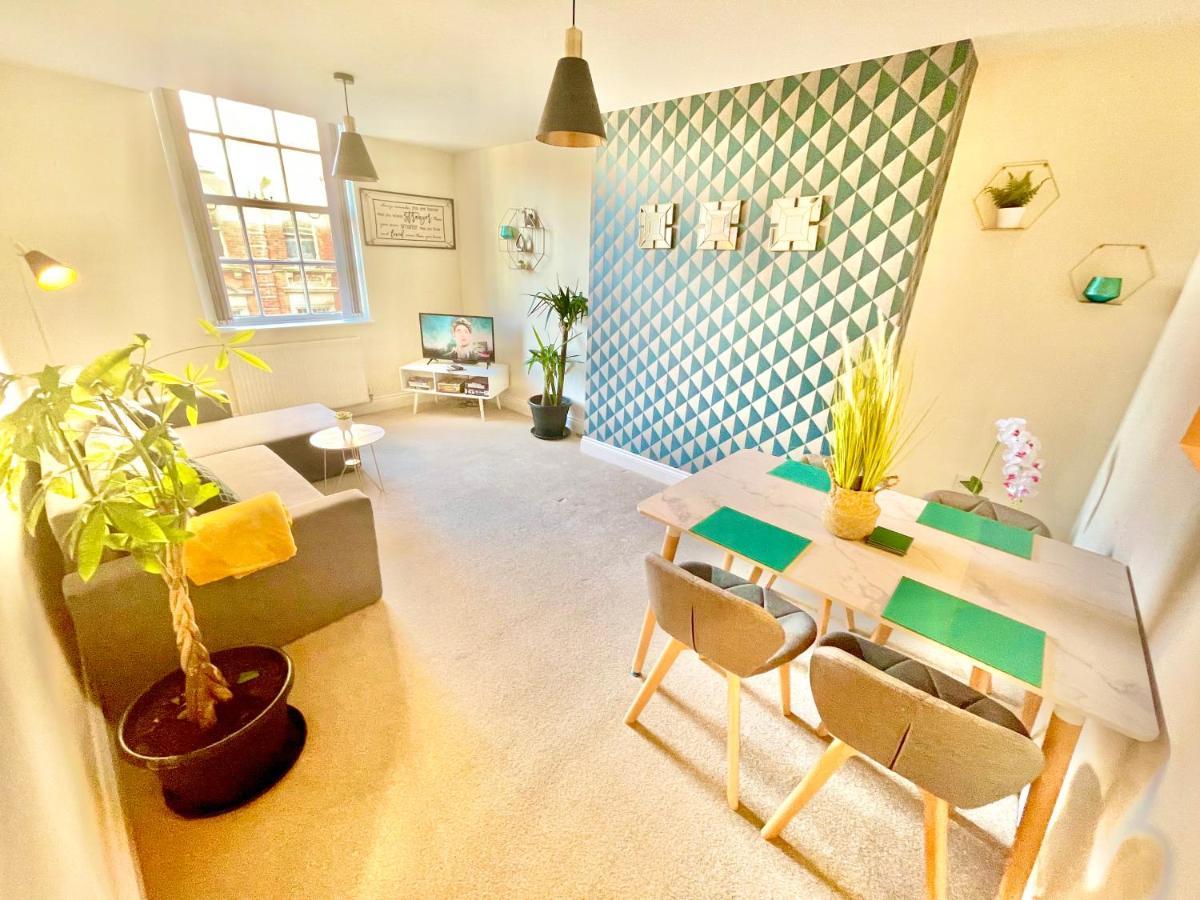 A Stylish Retreat - Super King Bed - Heart Of Town Centre - 5 Mins Stroll To Beach Bournemouth Bagian luar foto