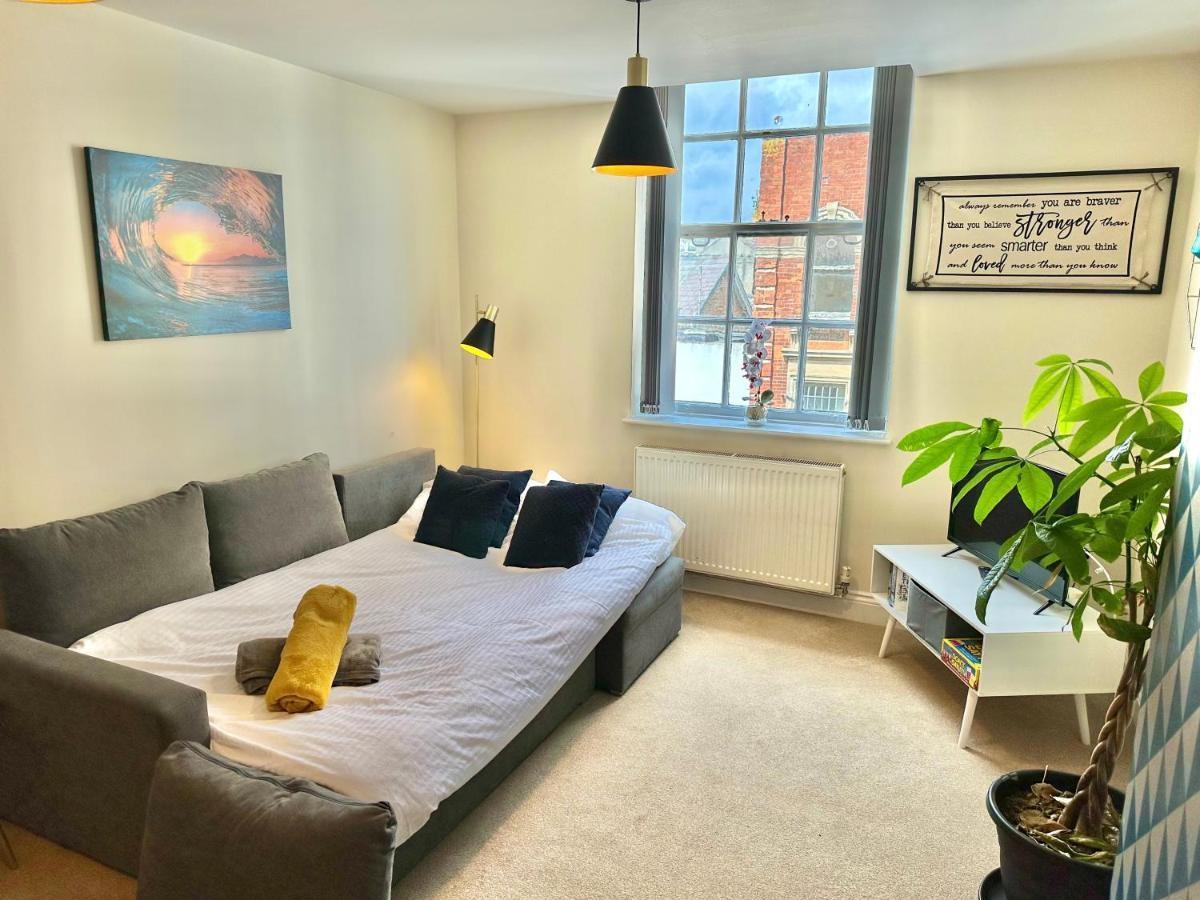 A Stylish Retreat - Super King Bed - Heart Of Town Centre - 5 Mins Stroll To Beach Bournemouth Bagian luar foto