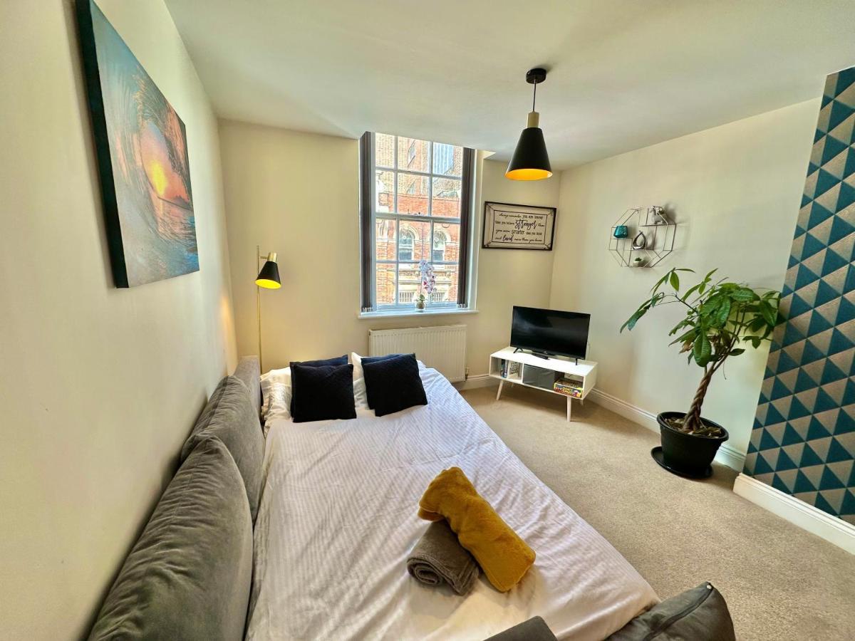 A Stylish Retreat - Super King Bed - Heart Of Town Centre - 5 Mins Stroll To Beach Bournemouth Bagian luar foto